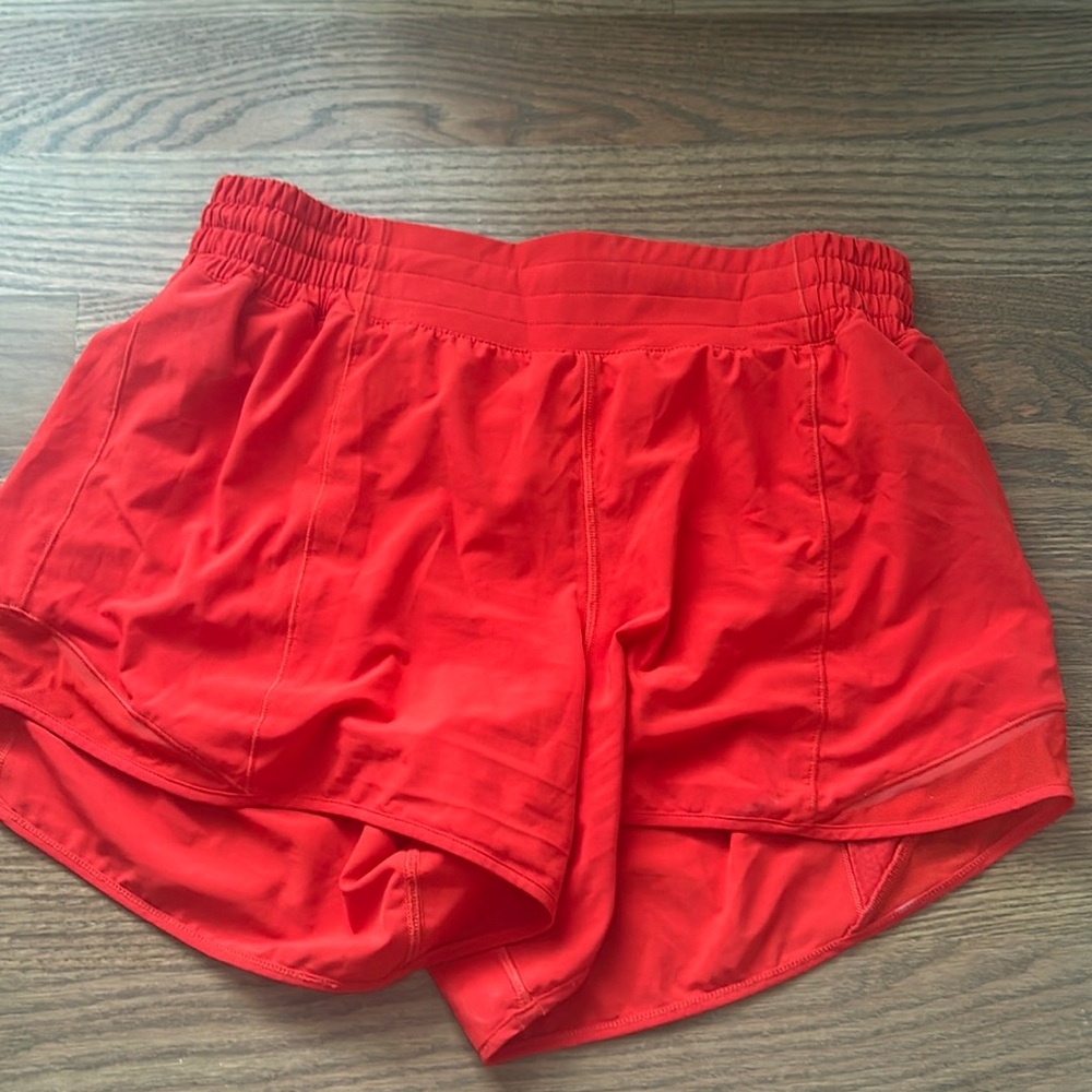 red lululemon high rise 4” hotty hots